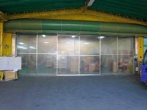 引き違い式シートカーテン間仕切り設置工事