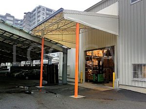 倉庫出入口 テント屋根設置